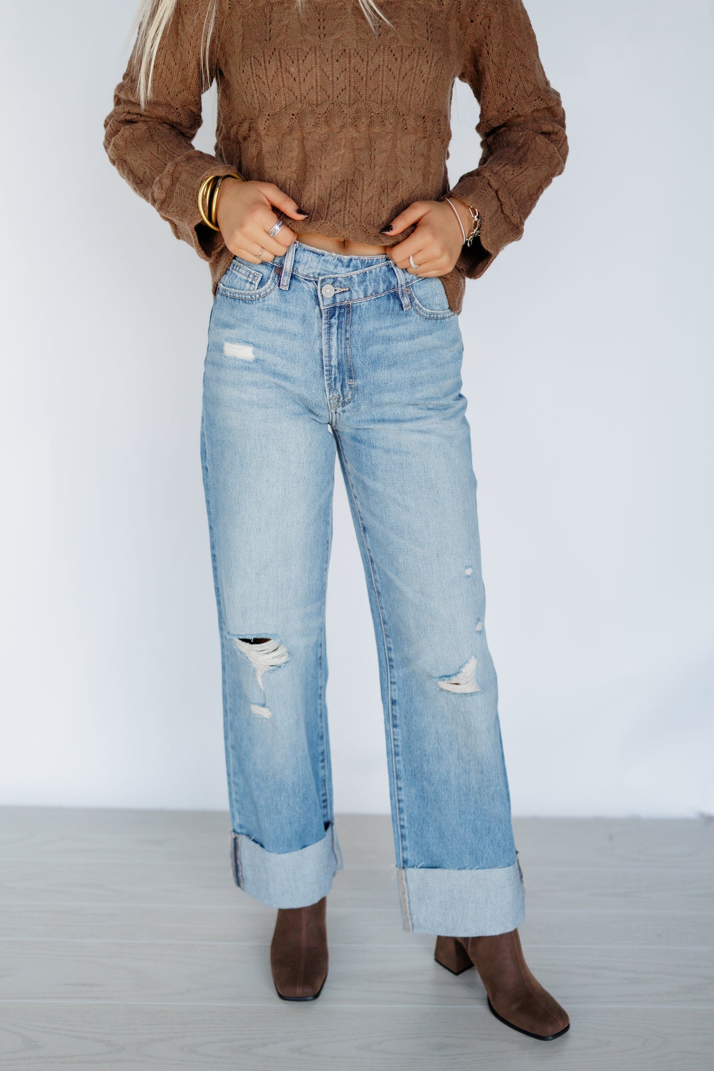HIGH WAISTED CROSSOVER DAD JEANS