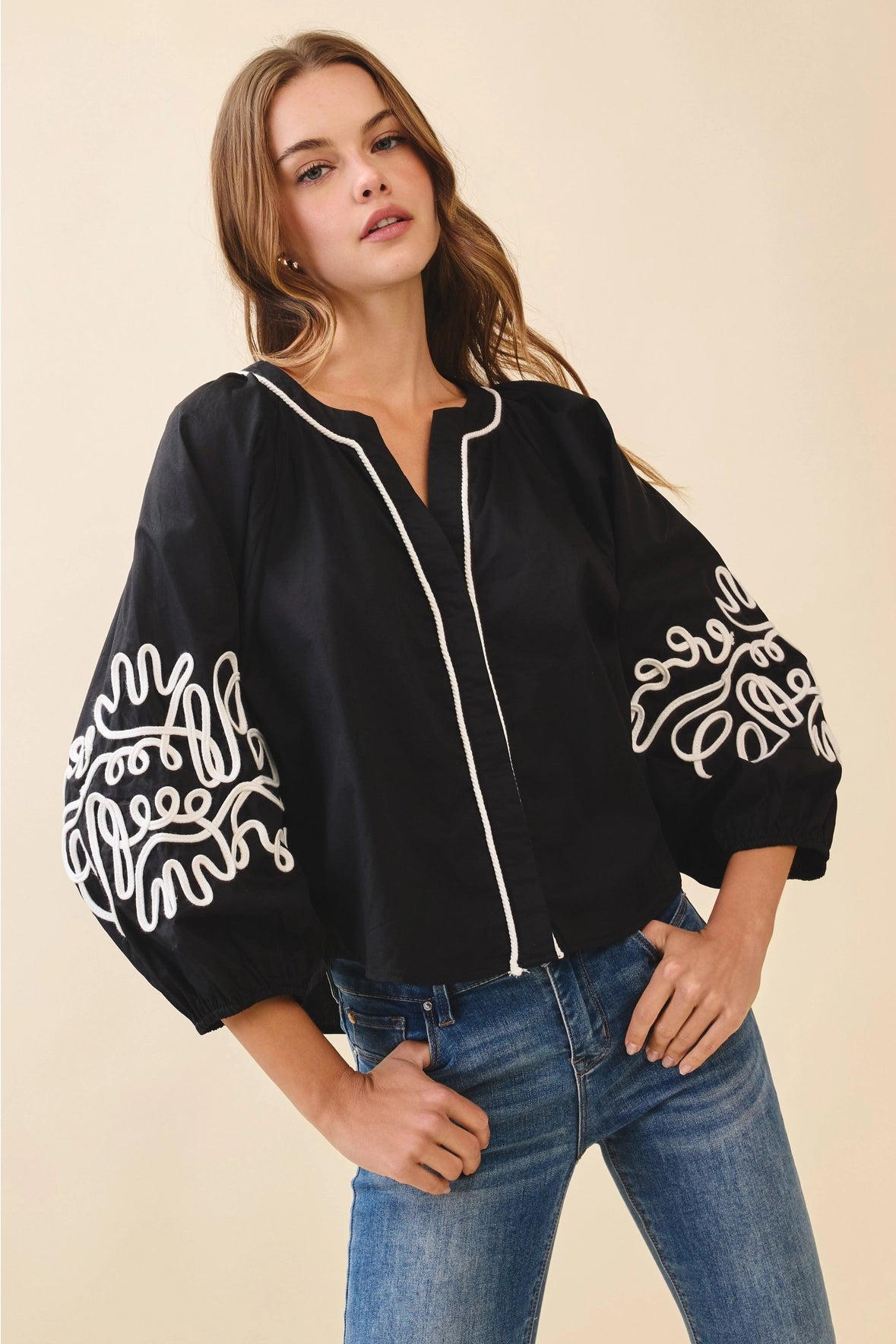BOLD EMBROIDERY PUFF SLEEVE BLOUSE