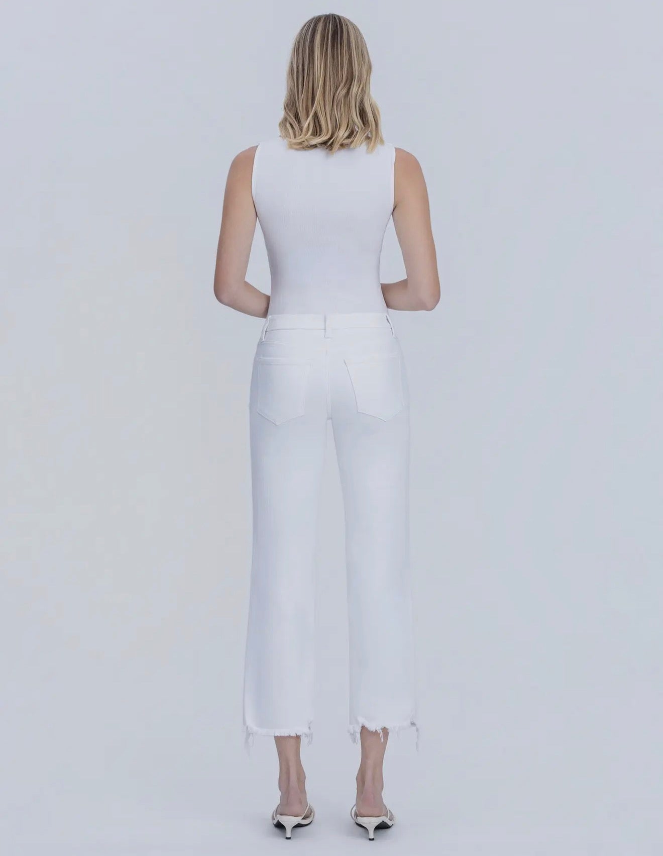 MID RISE FRAYED HEM CROPPED STRAIGHT JEANS