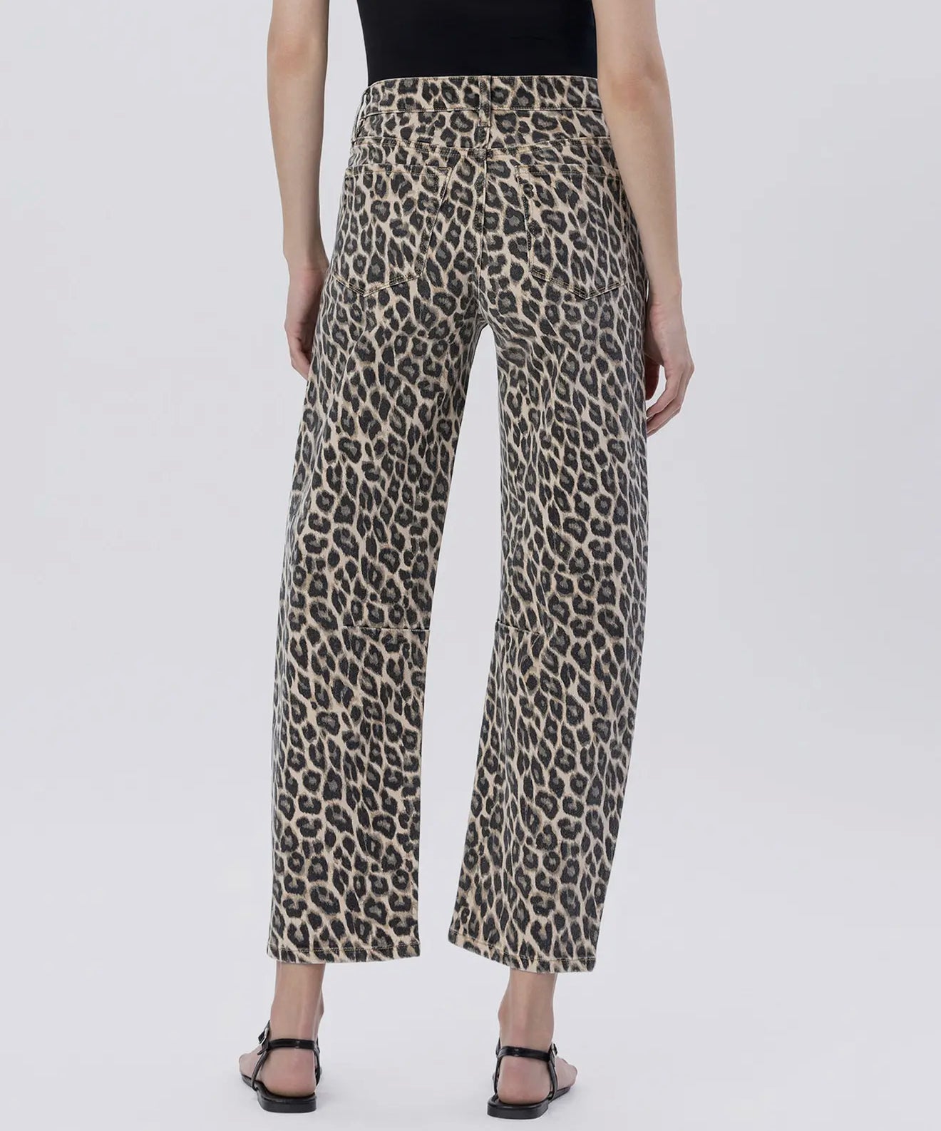 HIGH RISE LEOPARD BARREL JEANS