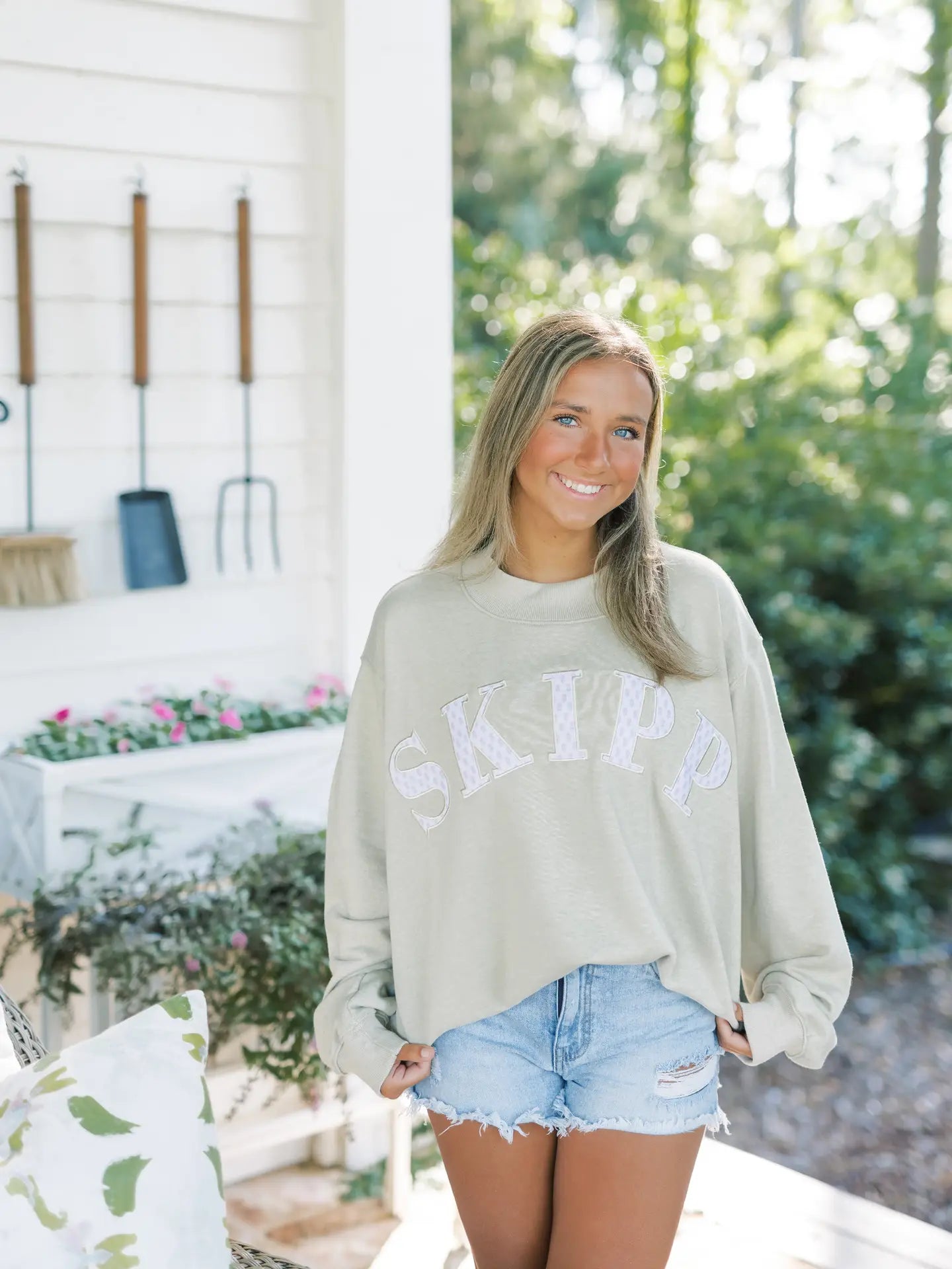 SKIPP: CLASSIC MOCK NECK SWEATSHIRT