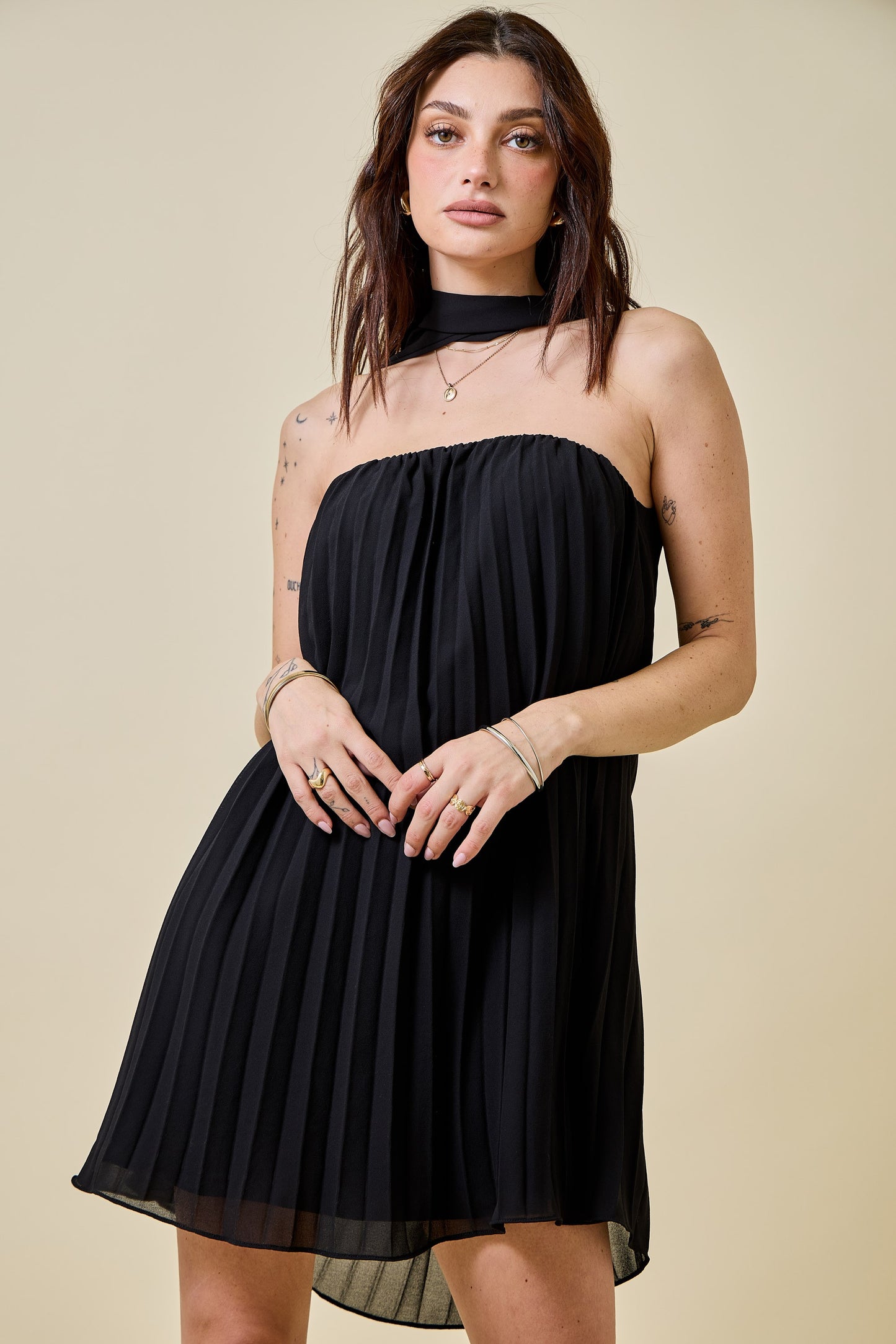 PLEATED SLEEVELESS NECK TIE MINI DRESS