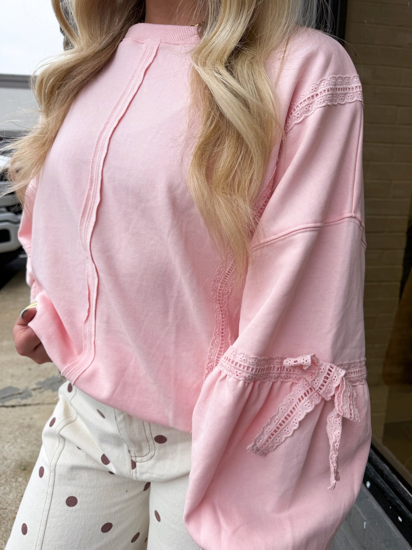 SCALLOP TRIM BOW SWEATSHIRT