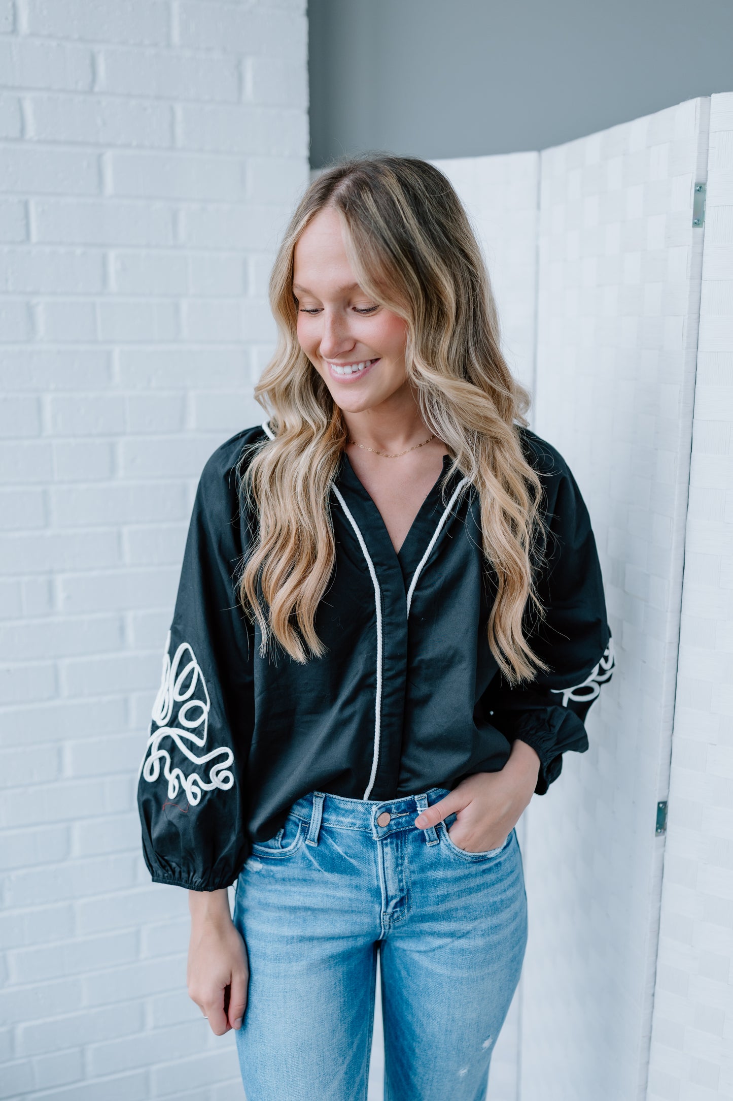 BOLD EMBROIDERY PUFF SLEEVE BLOUSE