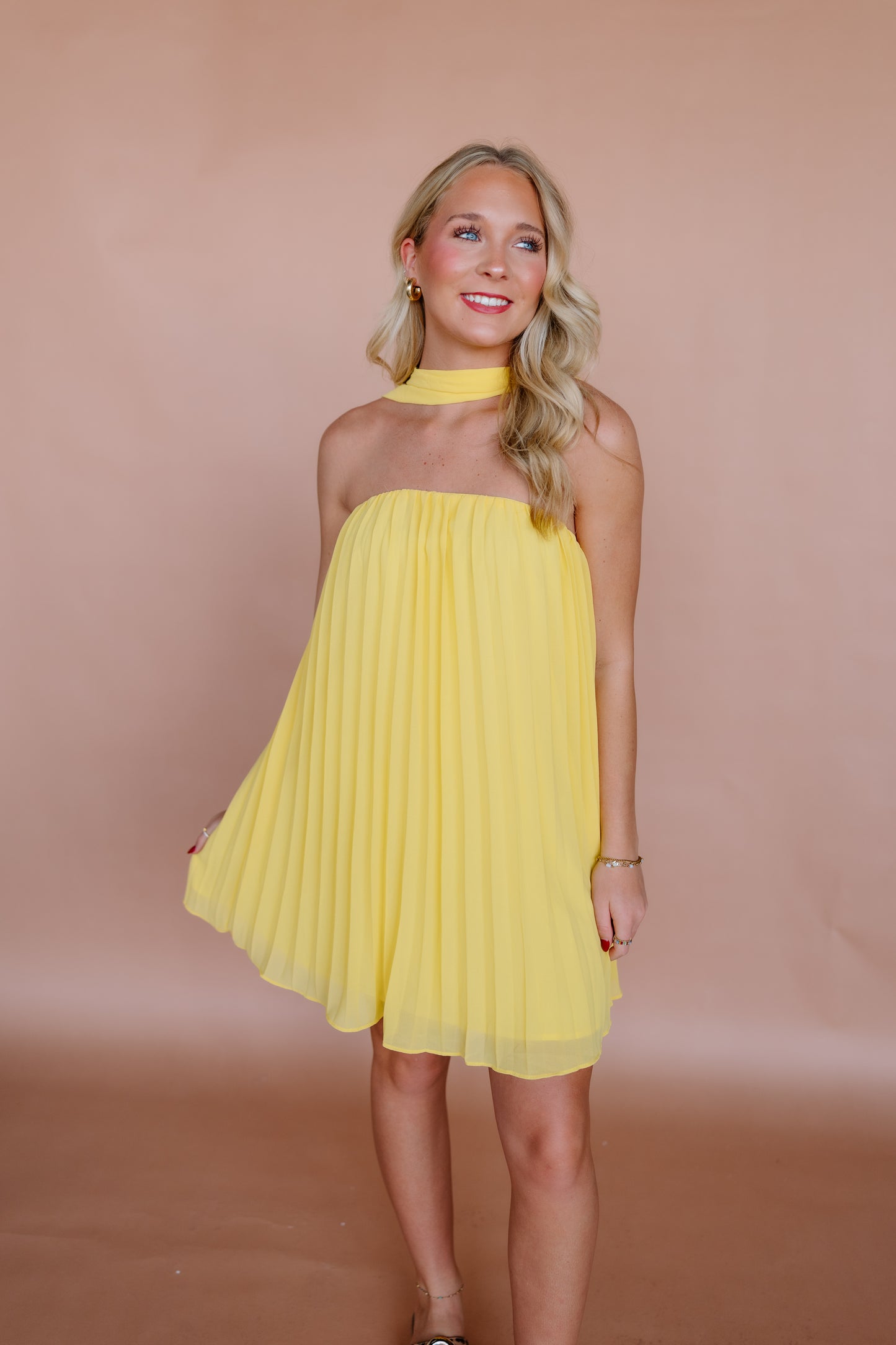 PLEATED SLEEVELESS NECK TIE MINI DRESS
