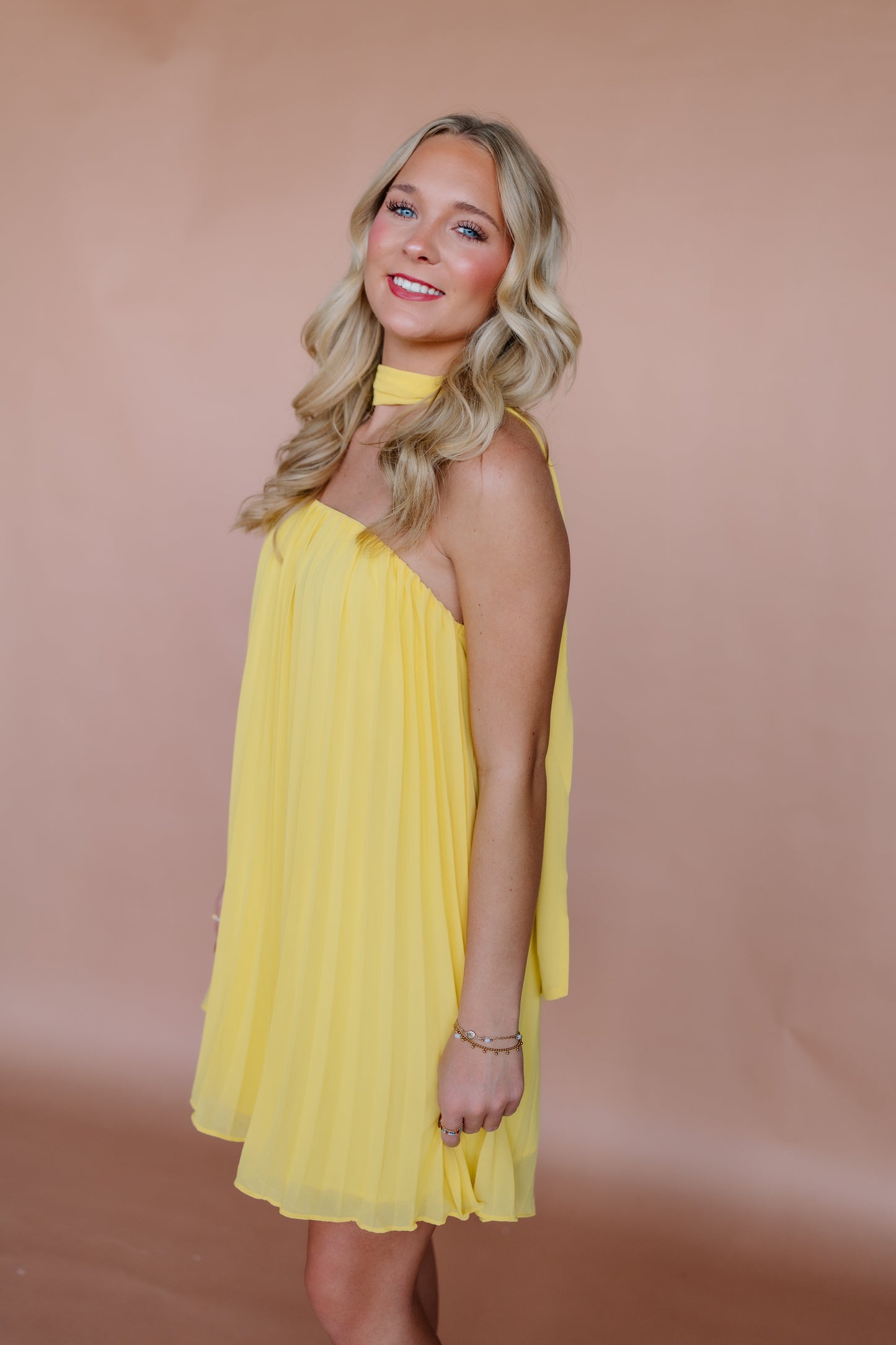 PLEATED SLEEVELESS NECK TIE MINI DRESS