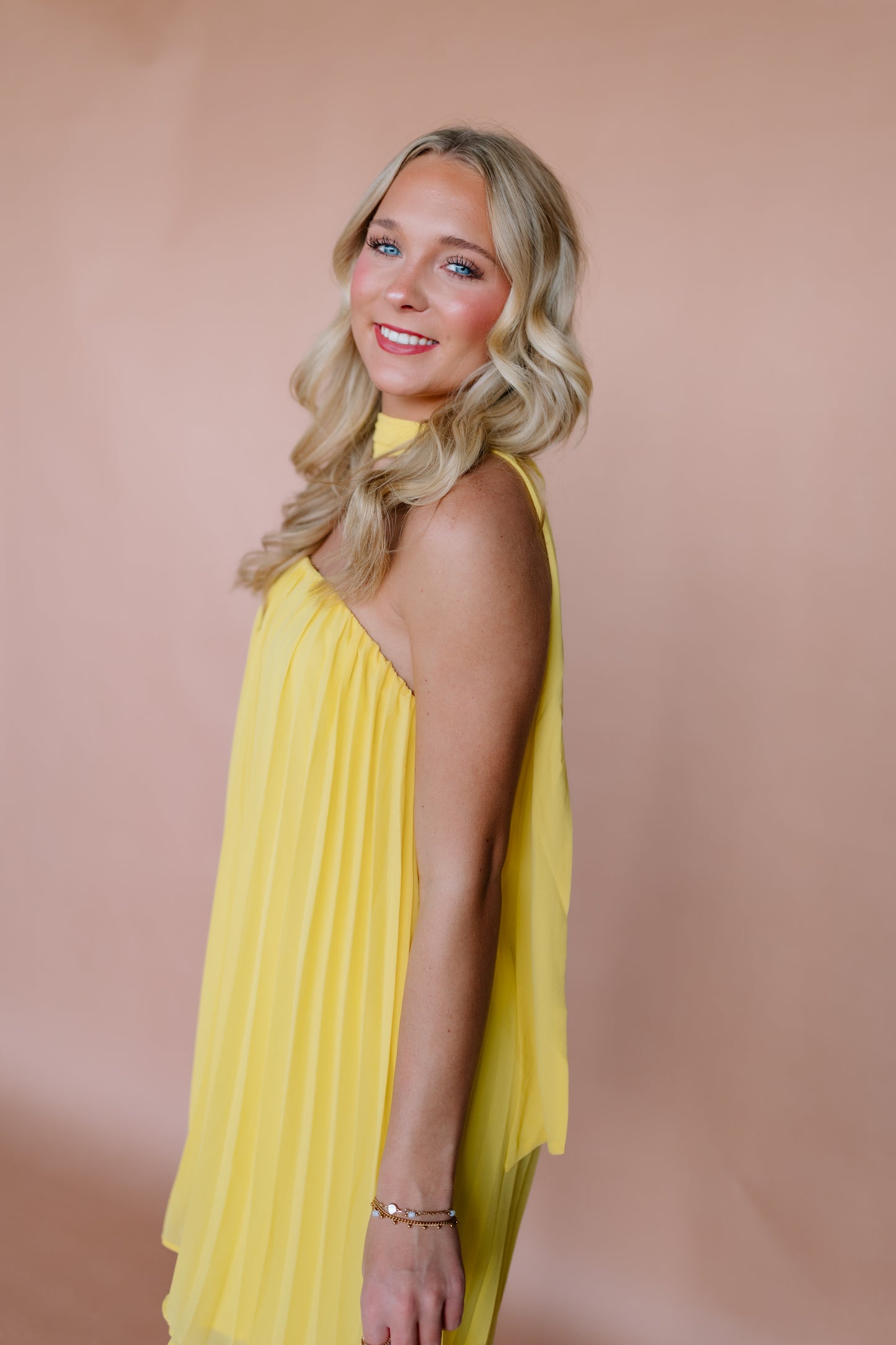 PLEATED SLEEVELESS NECK TIE MINI DRESS
