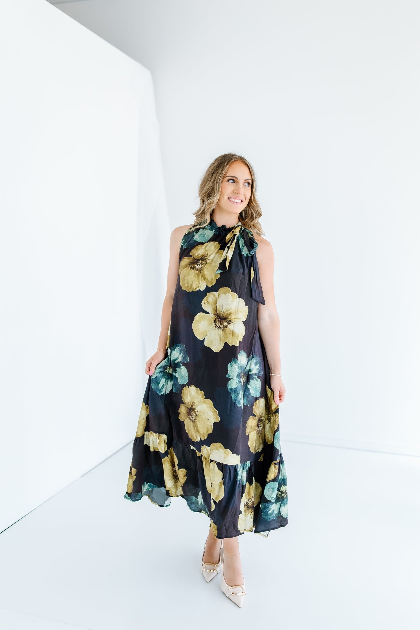 SO CHIC FLORAL HALTER DRESS