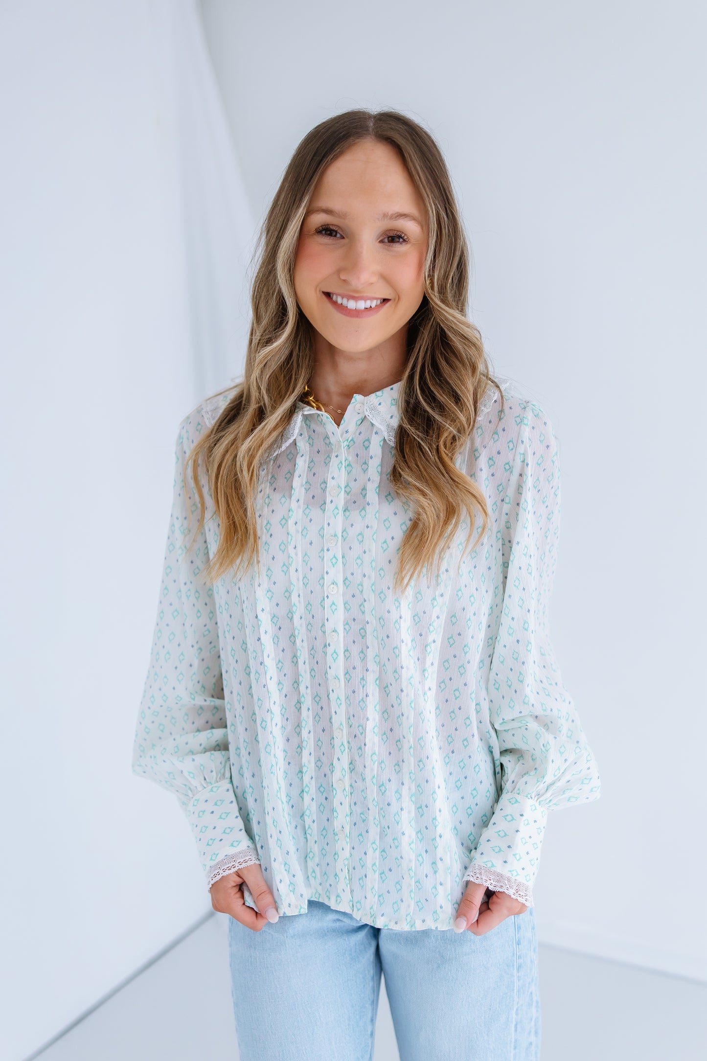 EVELIN LACE COLLAR BLOUSE