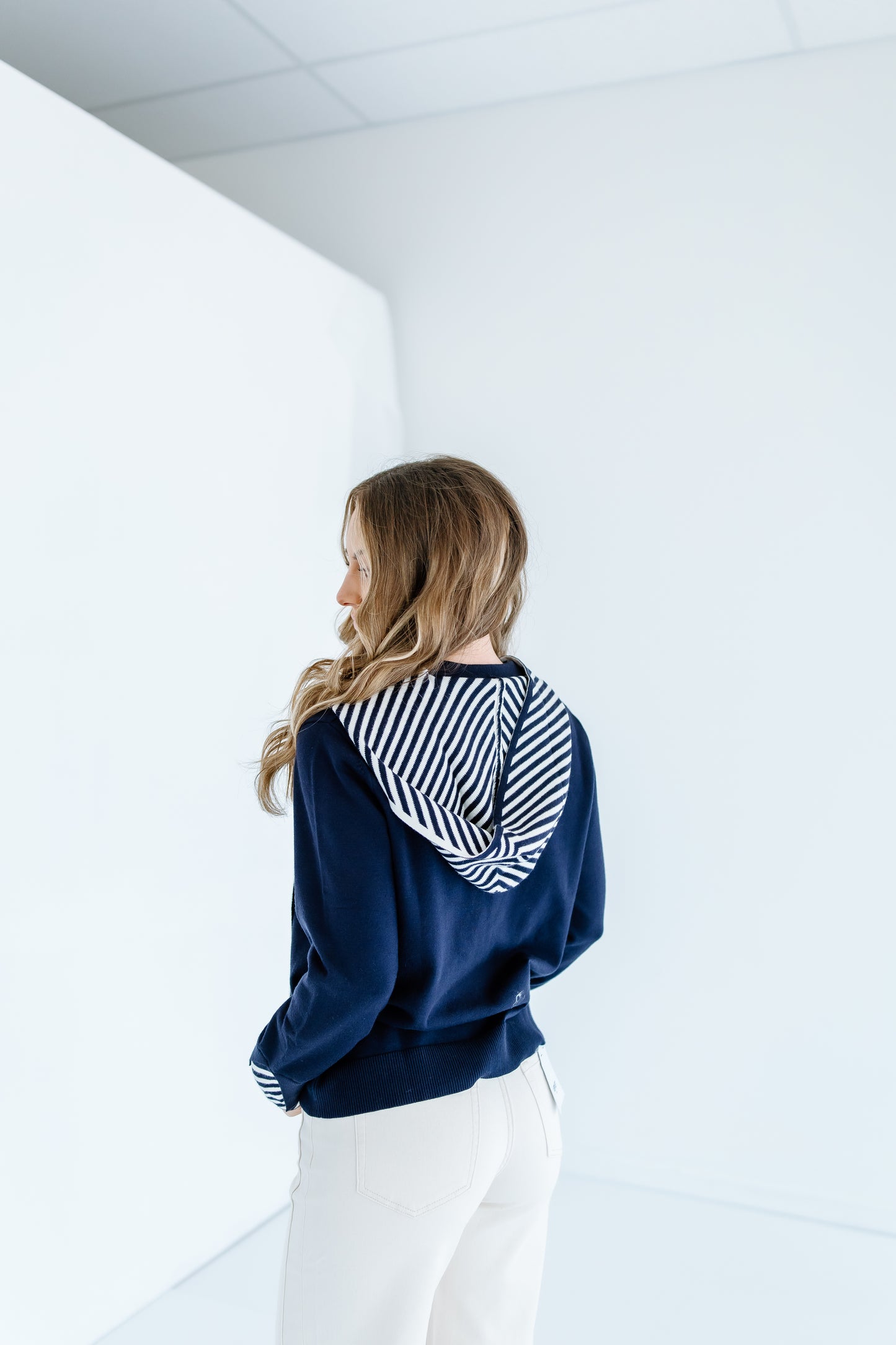 A LITTLE STRIPE SCARF SWEATER TOP