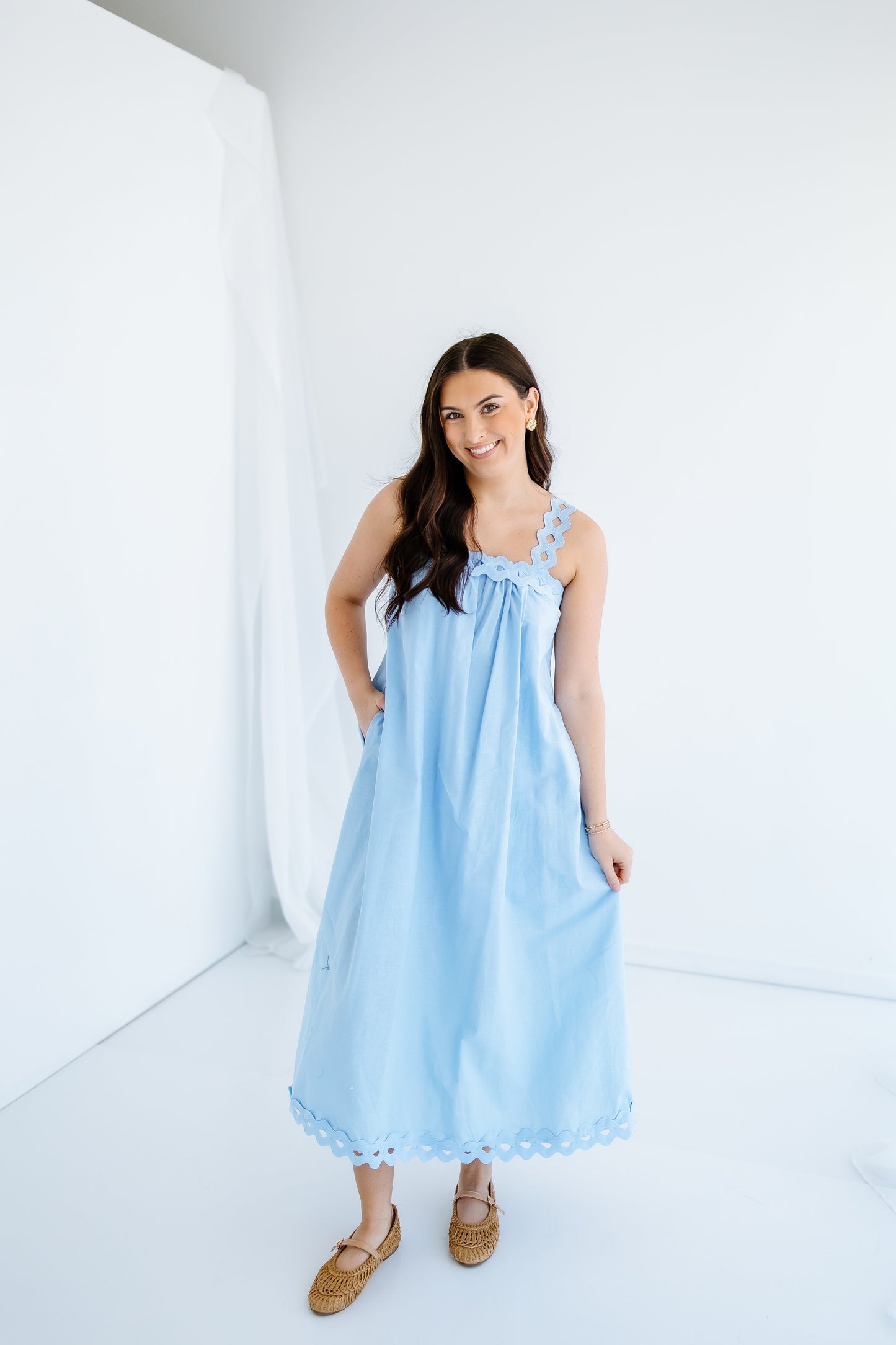 SCALLOP ACCENT TRIM MIDI DRESS