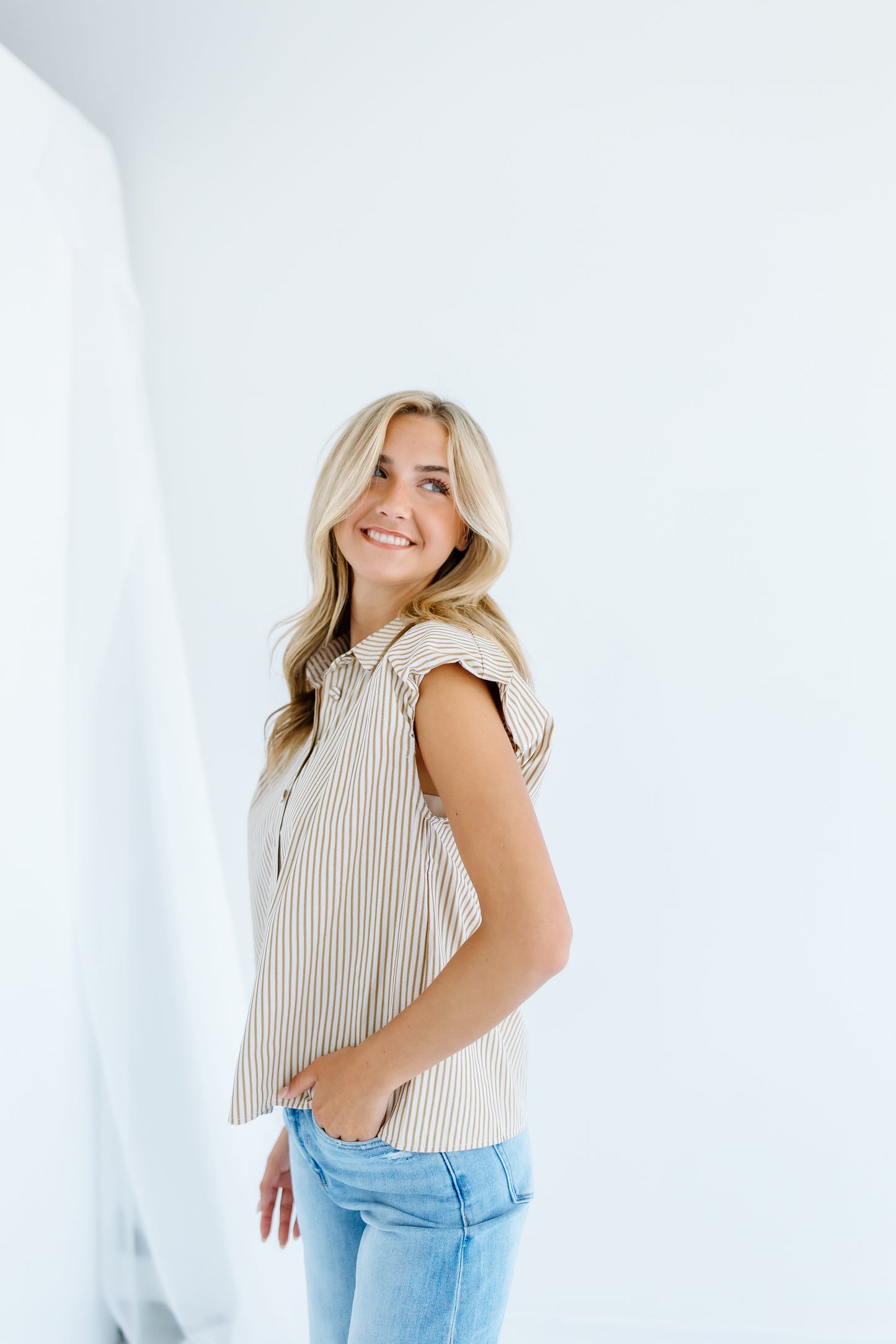 SLEEVELESS STRIPE BUTTON TOP