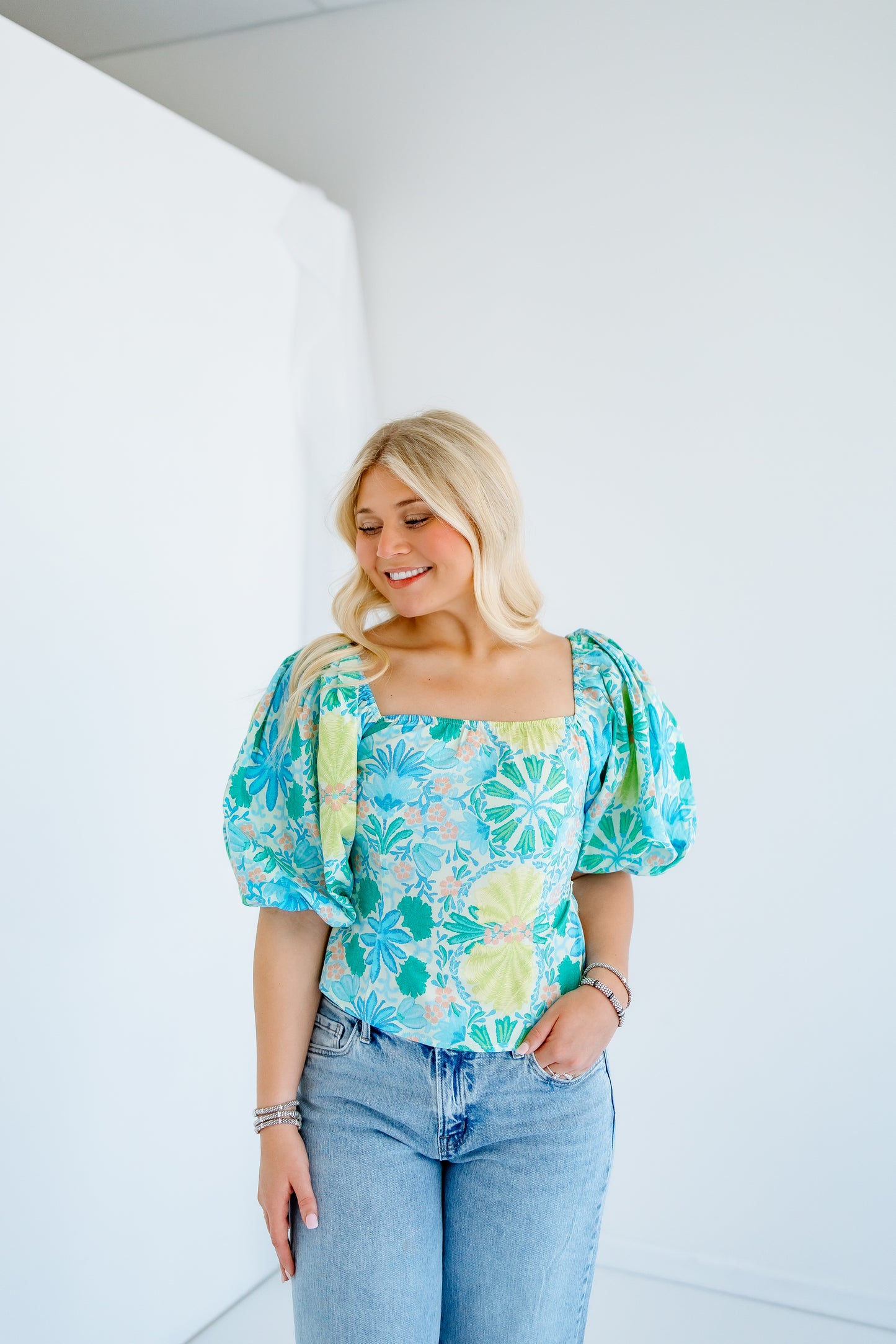 TROPIC LIKE ITS HOT FLORAL TOP