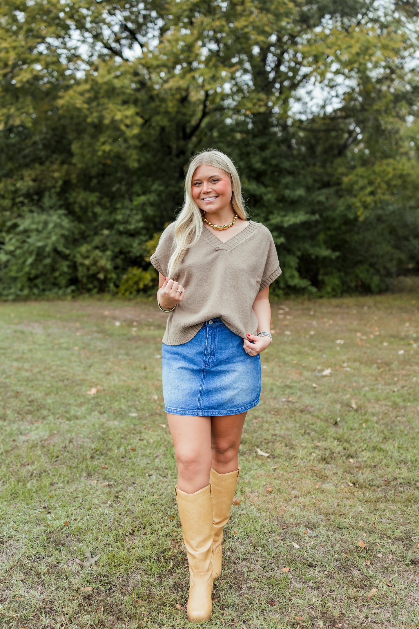 V-NECK SLEEVLESS PULLOVER SWEATER