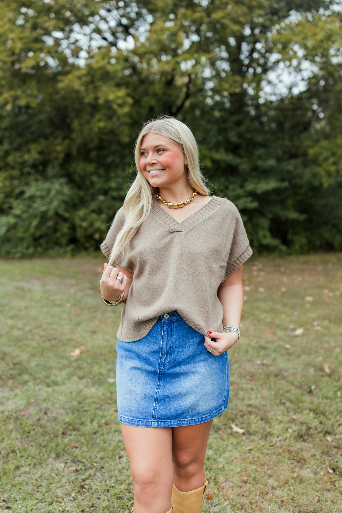 V-NECK SLEEVLESS PULLOVER SWEATER