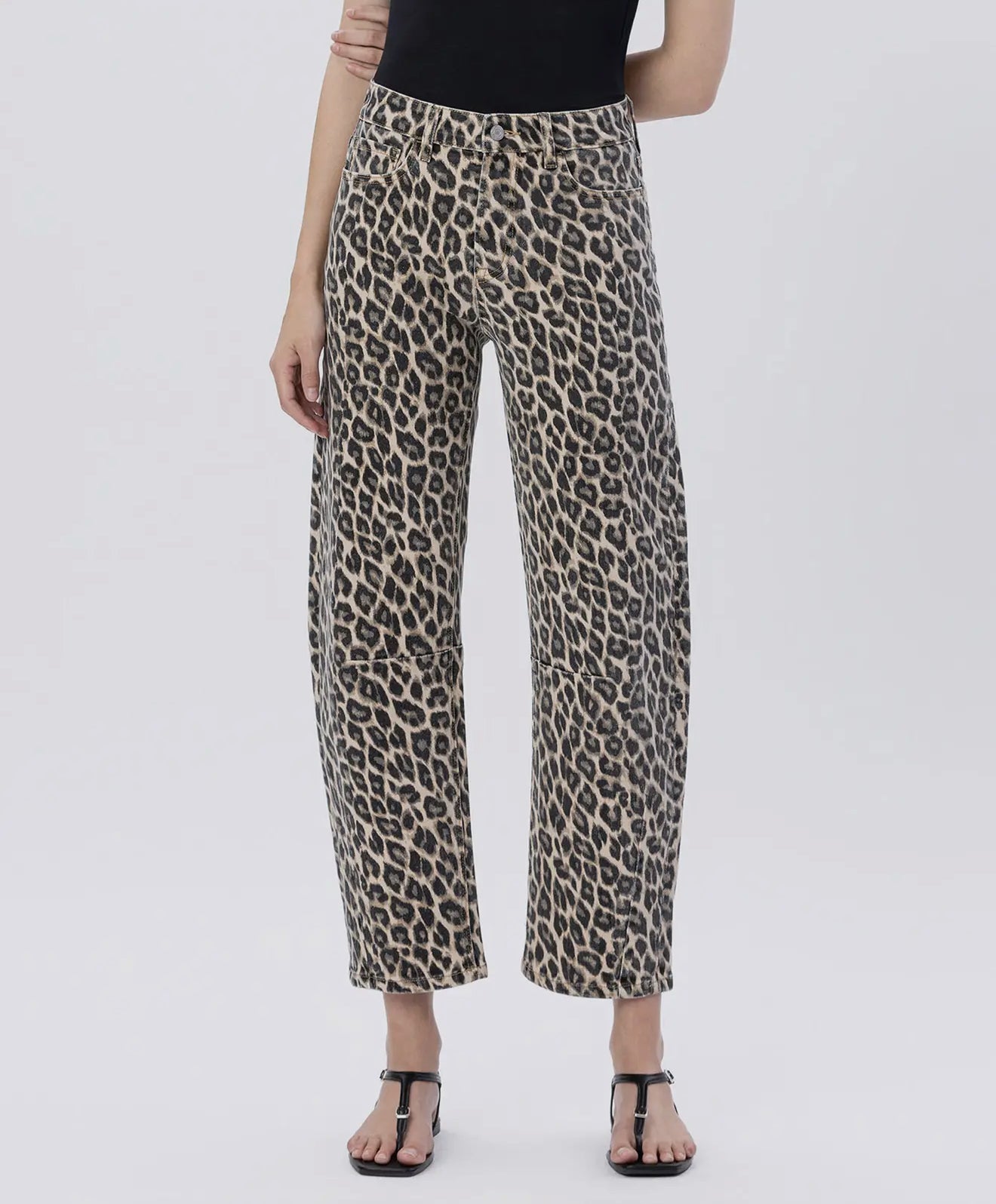 HIGH RISE LEOPARD BARREL JEANS