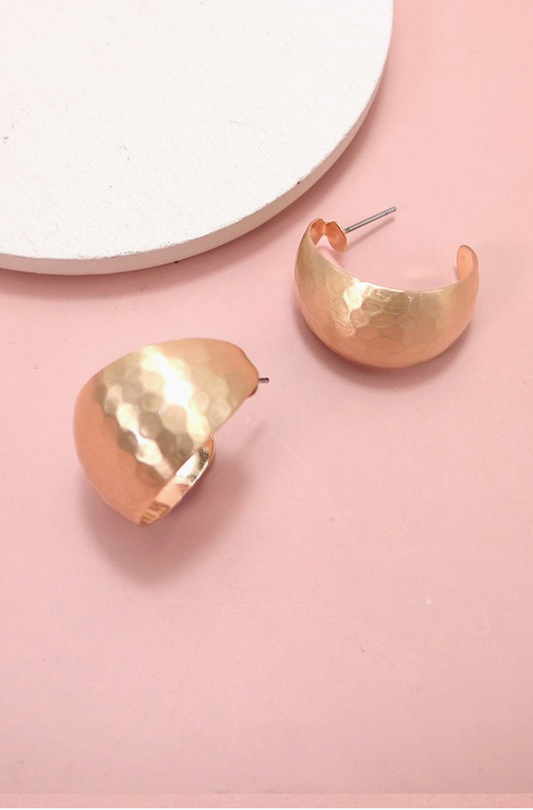 HAMMERED CHUNKY HUGGIE HOOP EARRINGS