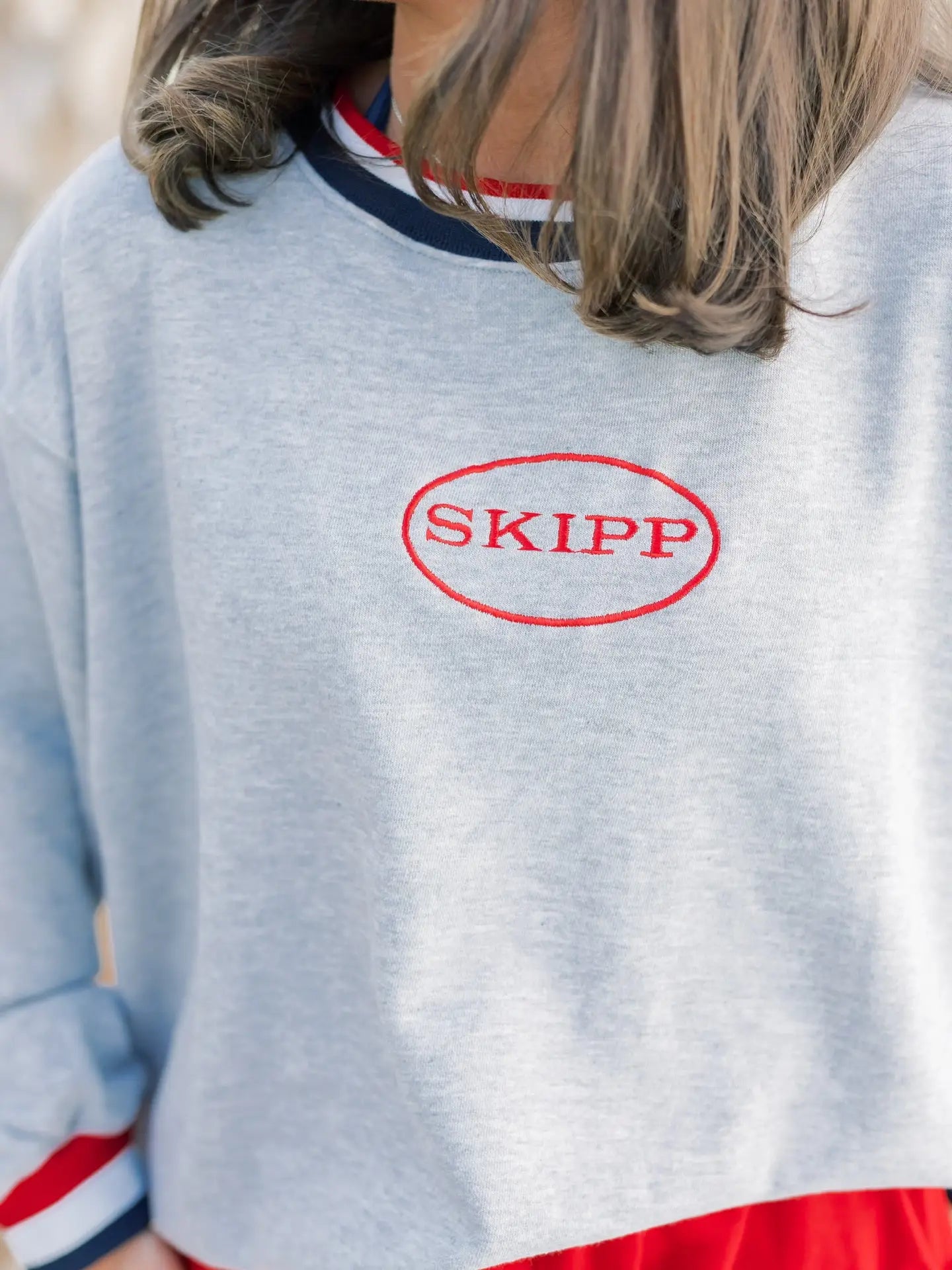 SKIPP: VARSITY CREW NECK HEATHER GREY
